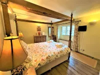 Pitchers is a Grade 11 Cotswold Stone House in the centre of Chipping Campden. - 3-Star