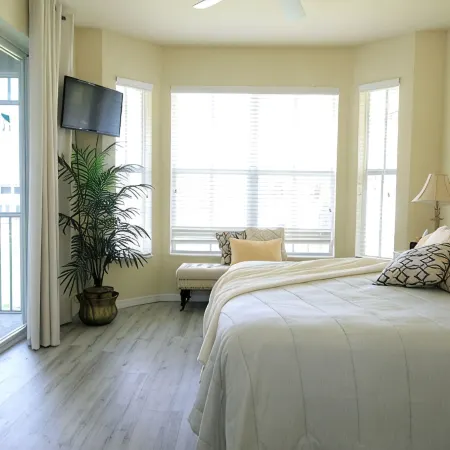 Cool Condo for Cozy Stay. Convenient Location, Pool, Gym, Golf.