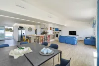 Villa Nettuno, enchanting contemporary villa, seafront , with pool