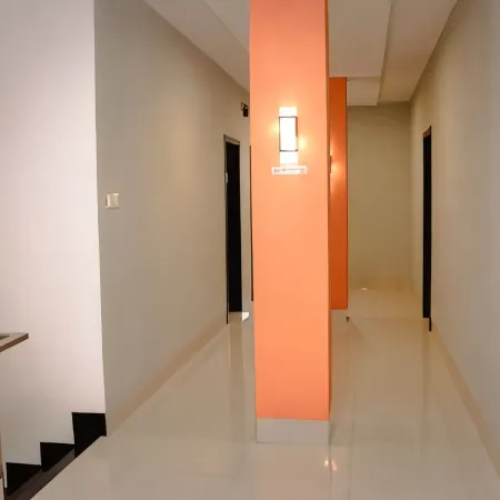 Budget Hotel by the Harbour Отели рядом с достопримечательностью «Пляж Air Manis»