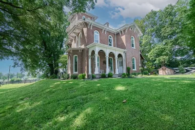 Historic 1850 Towering Italianate Mansion Hotels in 