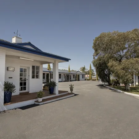 Colonial Motel & Apartments
