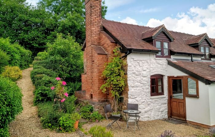 Beautiful and Quiet Rural hideaway for two near Ludlow with stunning views