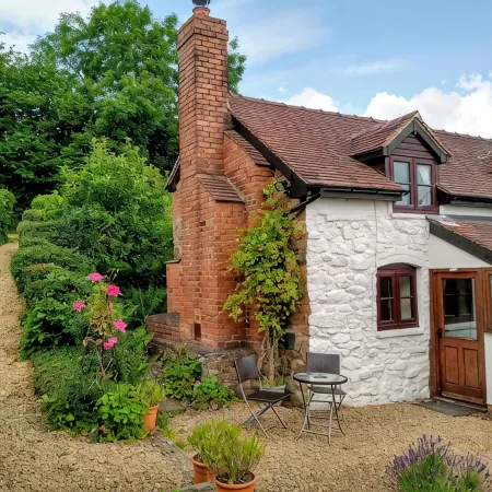 Beautiful and Quiet Rural hideaway for two near Ludlow with stunning views