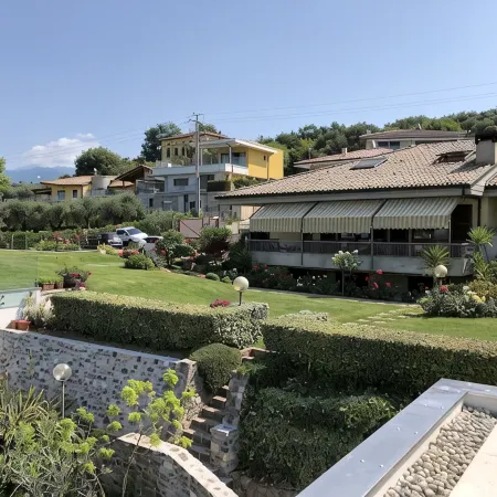 APARTMENT INSIDE A VILLA, LARGE GARDEN WITH LAKE AND POOL VIEW
