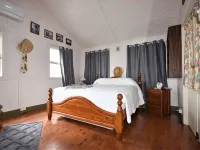 Family Home  - Pets welcome .  15km to Australia Zoo, 20km to amazing beaches. Hotels in Maleny