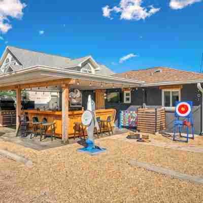 Duplex- Intracoastal Paradise: Hot Tub, Bar, Bikes, Kayaks & 3 Blocks to Beach! Hotel Exterior