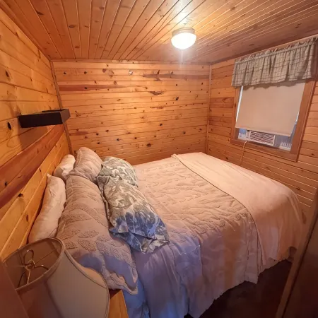 Cute Cabin on Big Pine Lake with a Large Fenced Yard and Lake Access Отели в г. Пайн
