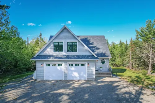 Downeast Retreat: Private Acreage, Contemporary Design & Easy Beach Access - Homestays