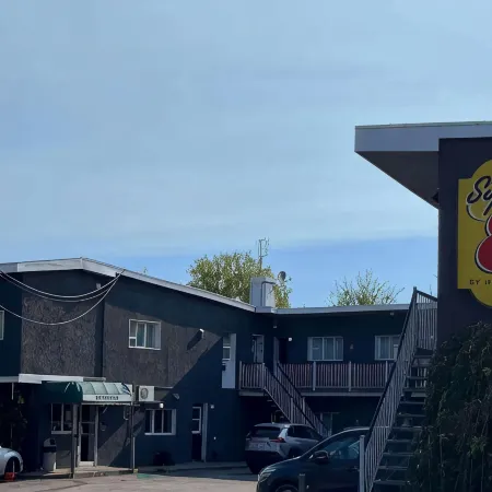 Super 8 by Wyndham Montreal
