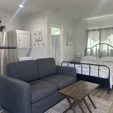 Charming Stand Alone Guest House in Burbank Close to Universal Studios