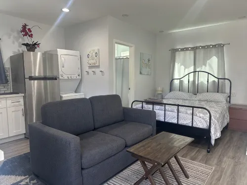 Charming Stand Alone Guest House in Burbank Close to Universal Studios - Homestays