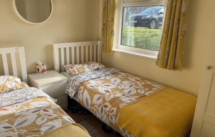 2 bedroom chalet 5 minutes walk to shops, pubs and a large dog-friendly beach,