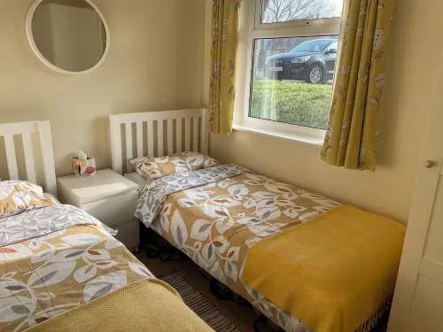 2 bedroom chalet 5 minutes walk to shops, pubs and a large dog-friendly beach,