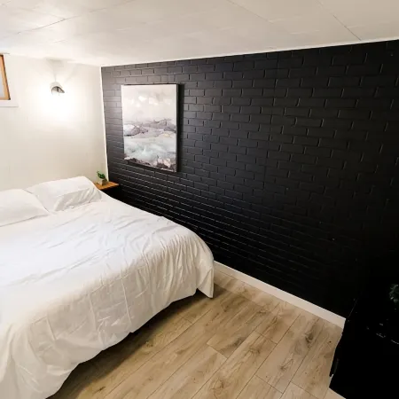 Welcoming 5-bedroom home with spacious deck and yard!
