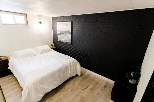 Welcoming 5-bedroom home with spacious deck and yard!