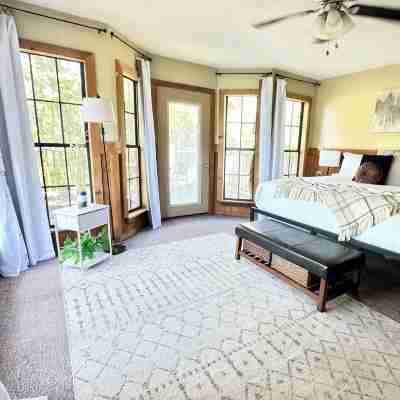 Disc golf, kayaks, or fish on private Cabin!  Near stores, casinos, beaches! Rooms