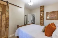 Tristian Suite Walk to Main Street - 3-Star