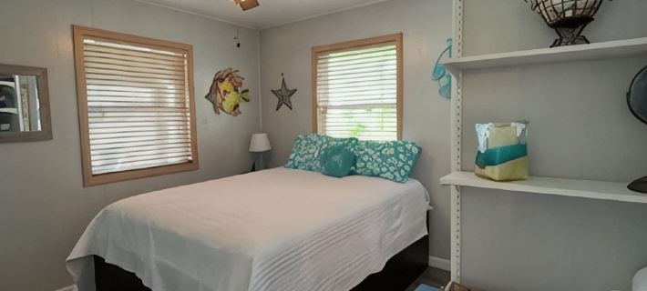 Live & Love Life on the Lake at Sunset Cottage! Hotels in LaGrange County