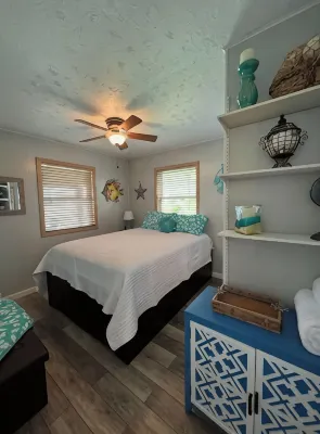 Live & Love Life on the Lake at Sunset Cottage!