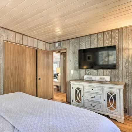 Spring Season Our Cabin Home Backing Preserve with Deck, Grill and Gas Fire Pit Отели в г. Пайн