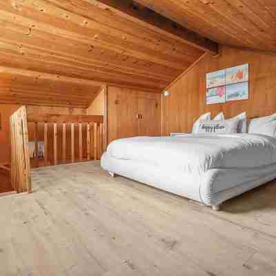 Cozy Seaside Cottage • Walk to Beach • Fenced Yard Rooms