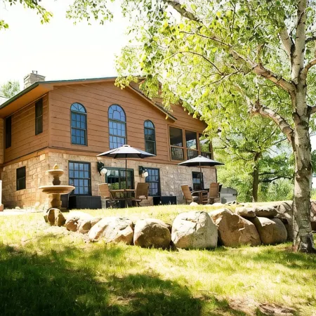 5Br Lakefront Home on Lake Louisa: Sauna, Screen Porch, Patio, Fireplace