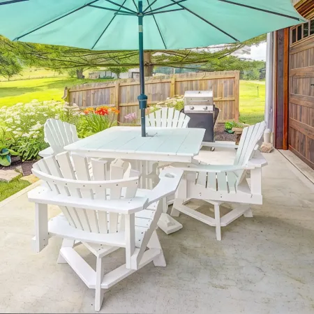 Centrally Located in the Heart of Hocking Hills, Minutes from Hiking & Shopping