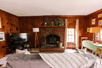 Historic 19th Century Cabin in Greenville - Hytter