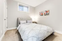 Cozy & Convenient · 2 Mins from SkyTrain · Central Location - Bungalow
