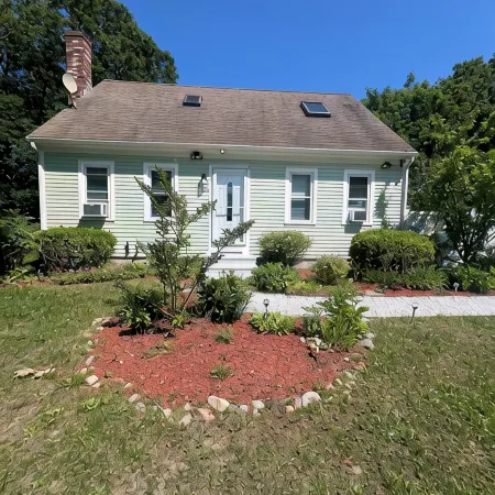 Charming 2-bedroom cottage with AC, WiFi in serene Barnstable