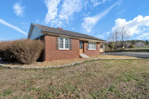 Charming 3-bedroom house located walking distance to Shady Cliff, Lake Malone. - 3-Star