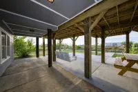 Charming canal front 3-bedroom house with WiFi, AC in tranquil Rockport. - 4성급