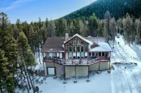 Spacious, Custom Built, Luxury Home Cabin with Hot Tub, Stunning Views,