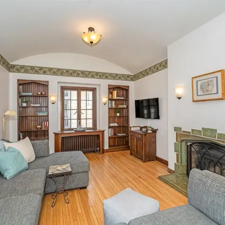 Historic Tudor Cottage - Cute 3 Bedroom Home Отели в г. Сьюпириор