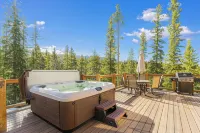 Cabin in the Woods! Pet Friendly, Private Outdoor Hot Tub, Gas Grill, Secluded
