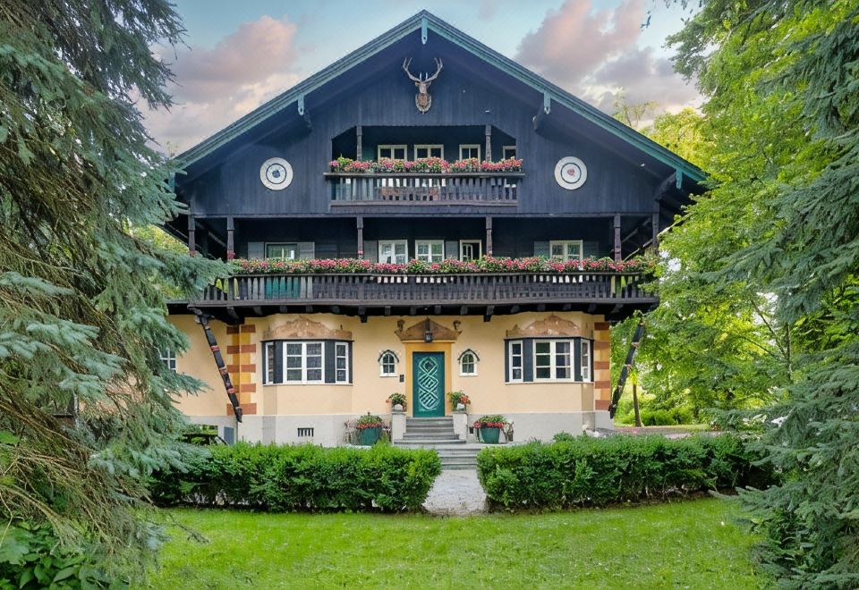 Villa Zollhaus Bed & Breakfast - Housity