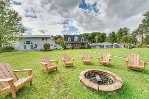 Lakefront Home~Hess Lake. Game Room, Fire Pit, Kayaks, Great Views, Large Yard