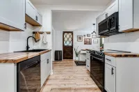 Charming 2 bedroom house, 1 mile from U of O and 7 minute walk to DT Eugene.