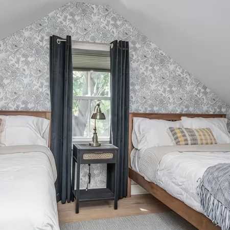 The Hideaway Cottage - Entire Home in Fox Point!
