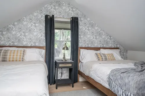 The Hideaway Cottage - Entire Home in Fox Point! - Bungalows