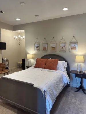 Great bedroom with private bathroom & Lounge above a local Diner - Homestays