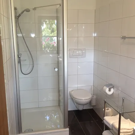 Quiet small apartment for 2 (max. 4) people near the center with lake view Các khách sạn ở Bregenz