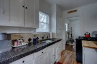 Cozy little cottage W/ private yard in town - 4-Star