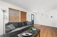 Lovely Updated 2bd house just minutes away from anything the Qc has to offer! - Homestays