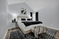 Plush Two Bedroom Retreat. A Home Away From Home! - 4 tähden