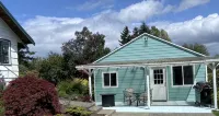 Quiet one bedroom house close to airport
