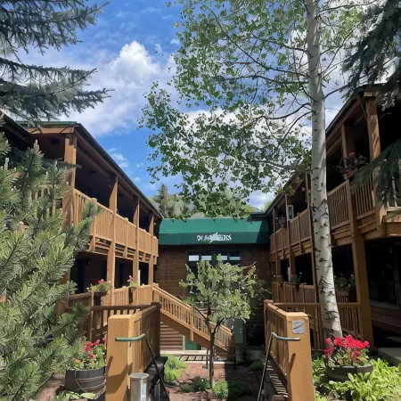 Chalet Chic 2-Bedroom + Queen Sofa Bed, 2.5 Blocks to Central Gondola