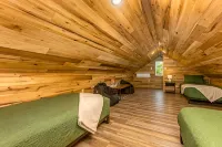 Creekside Cabin in Hocking Hills. Hot Tub + Large Private Yard. Dog-friendly! - 4 estrellas