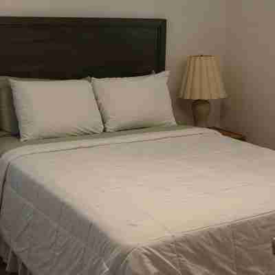 Cozy Romantic Bungalow — 3 min walk to the beach, in front of the golf course! Rooms